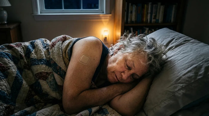 Frau liegt nachts wach im Bett